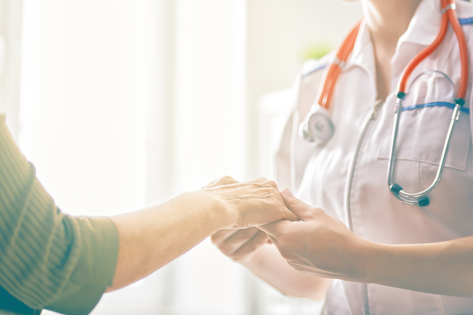 paciente mulher de mãos dadas com médica