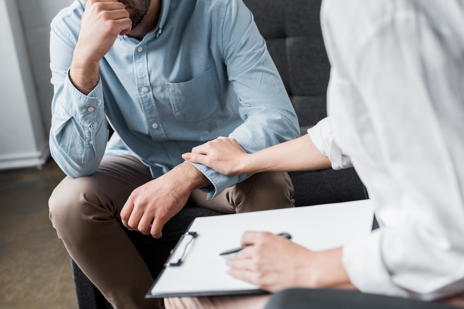 psicóloga dando apoio a paciente depressivo